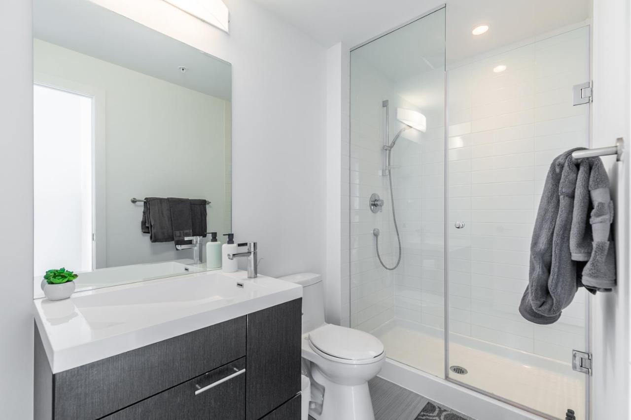 Luxury 2 Bedroom In The Heart Of Entertainment District W/ Cn Tower View Toronto Dış mekan fotoğraf