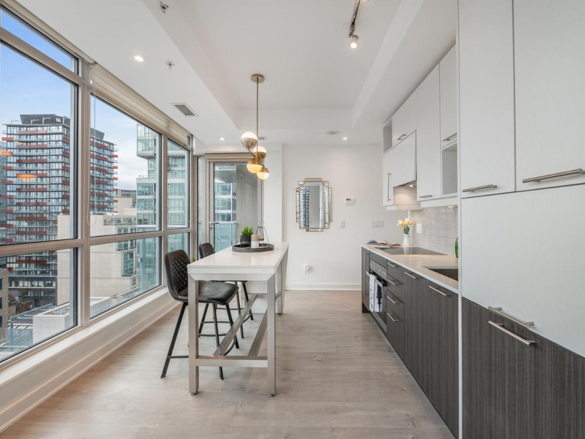 Luxury 2 Bedroom In The Heart Of Entertainment District W/ Cn Tower View Toronto Dış mekan fotoğraf